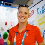 JOJ Nanjing 2014, Programme Culture et Education (PCE), village olympique de la jeunesse - Amélie CAZE (FRA), athlète modèle, sur le stand Fair Play du CIO.